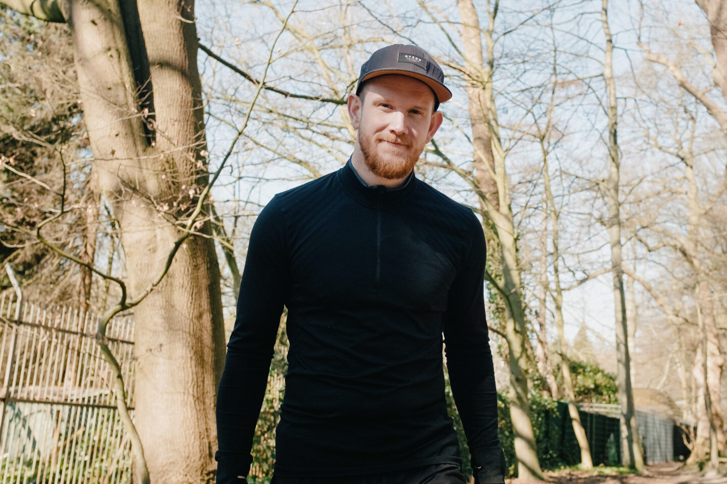 Läufer im Wald mit positiver Ausstrahlung - ENDSPURT PODCAST