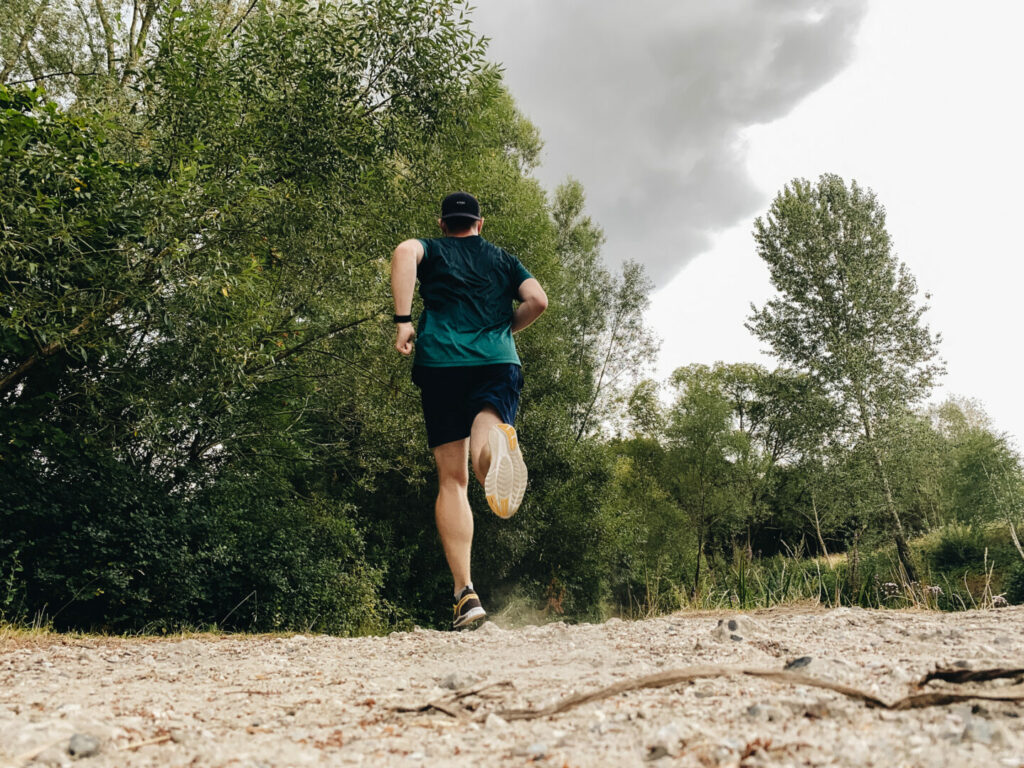 Tempotraining: So wirst du noch schneller! 3 Läufer beim Tempotraining auf Sandweg mit Bäumen - ENDSPURT Laufpodcast