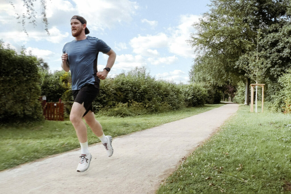 Laufen nach Erkältung oder Covid-19-Erkrankung 4 Läufer auf Sandweg bei lockerem Wiedereinstieg ins Lauftraining - Laufen nach Erkältung oder Covid-19-Infektion // ENDSPURT Laufpodcast
